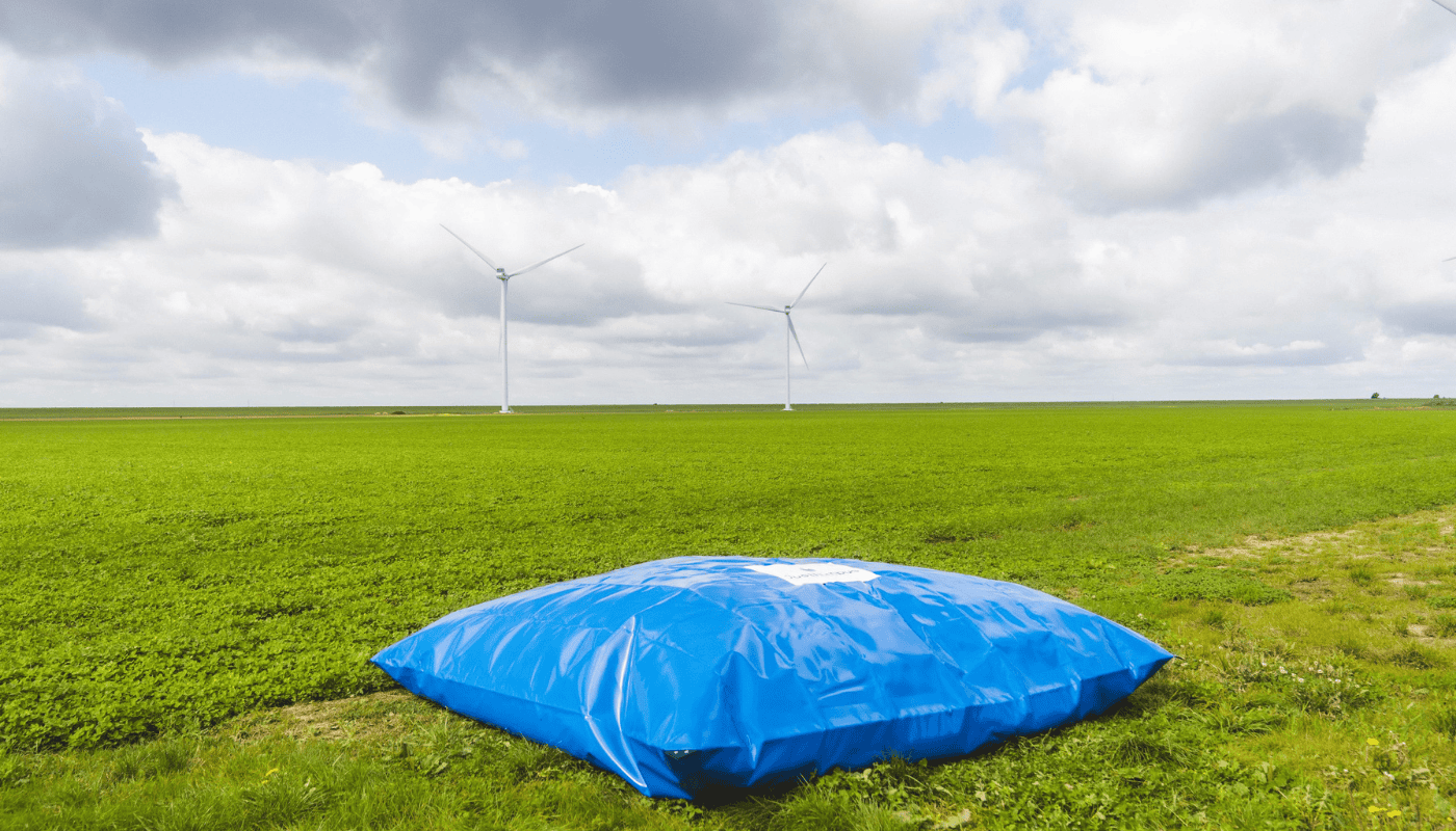 Regenwateropslag in regenwaterzak, zak ligt in het gras