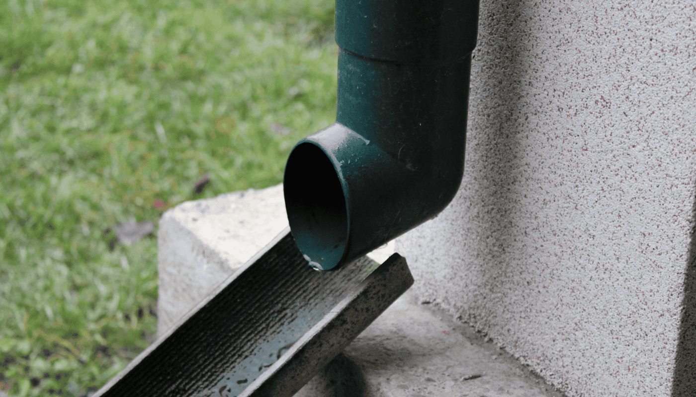 Regenpijp waar regenwater uit stroomt wordt aangesloten op regenwatersysteem